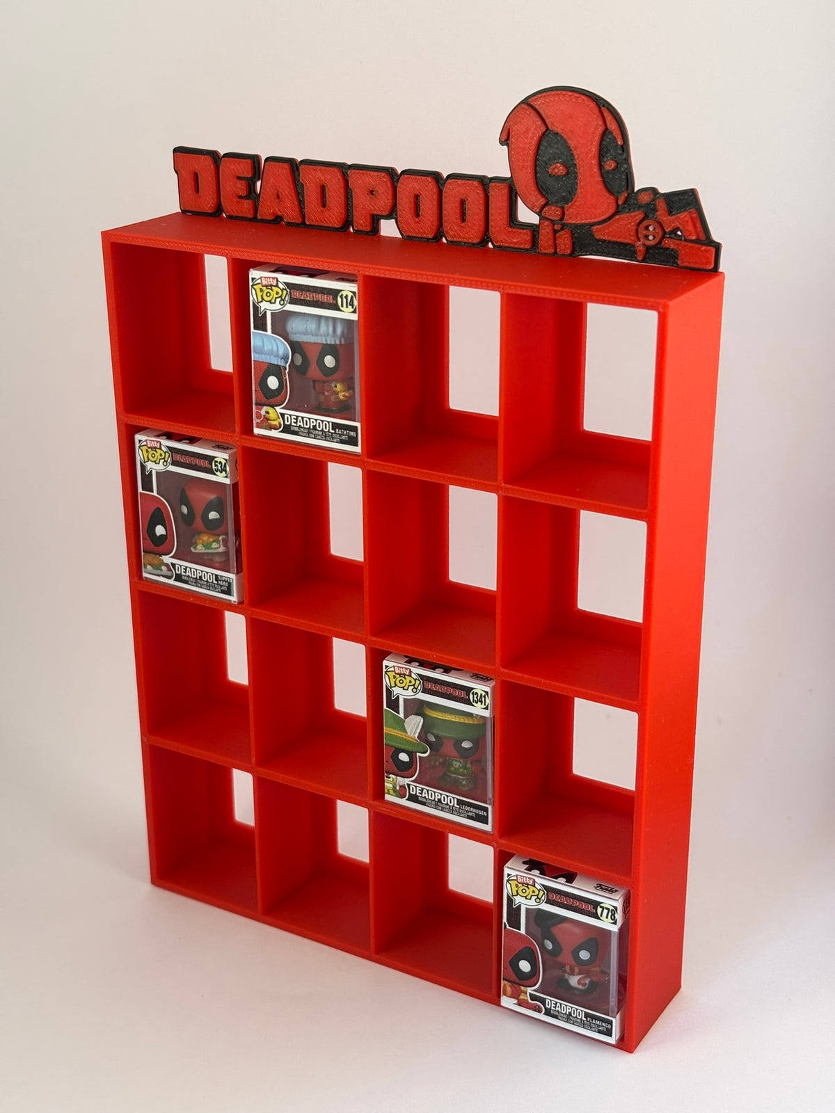 Estantería Deadpool para Funko Bitty Pop | Expositor 3D con Deadpool Tumbado | Exhibidor para 16 Mini Funkos - Zascalo.com