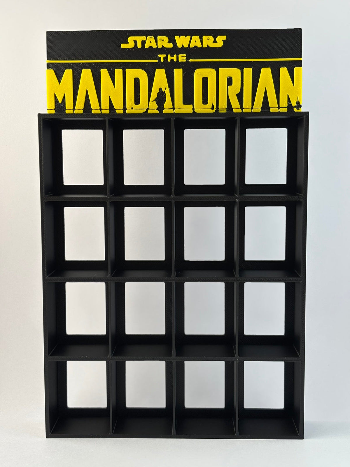 Estantería The Mandalorian para Funko Bitty Pop | Soporte Negro y Amarillo con Logo 3D | Exhibidor 16 Mini Funkos Star Wars - Zascalo.com