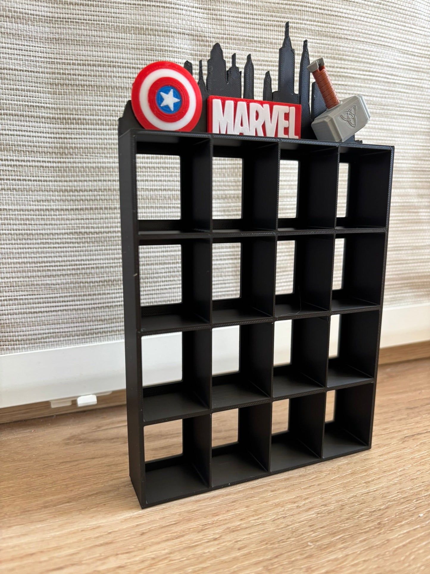 Expositor Bitty Pop Marvel Skyline con adornos 3D - Zascalo.com