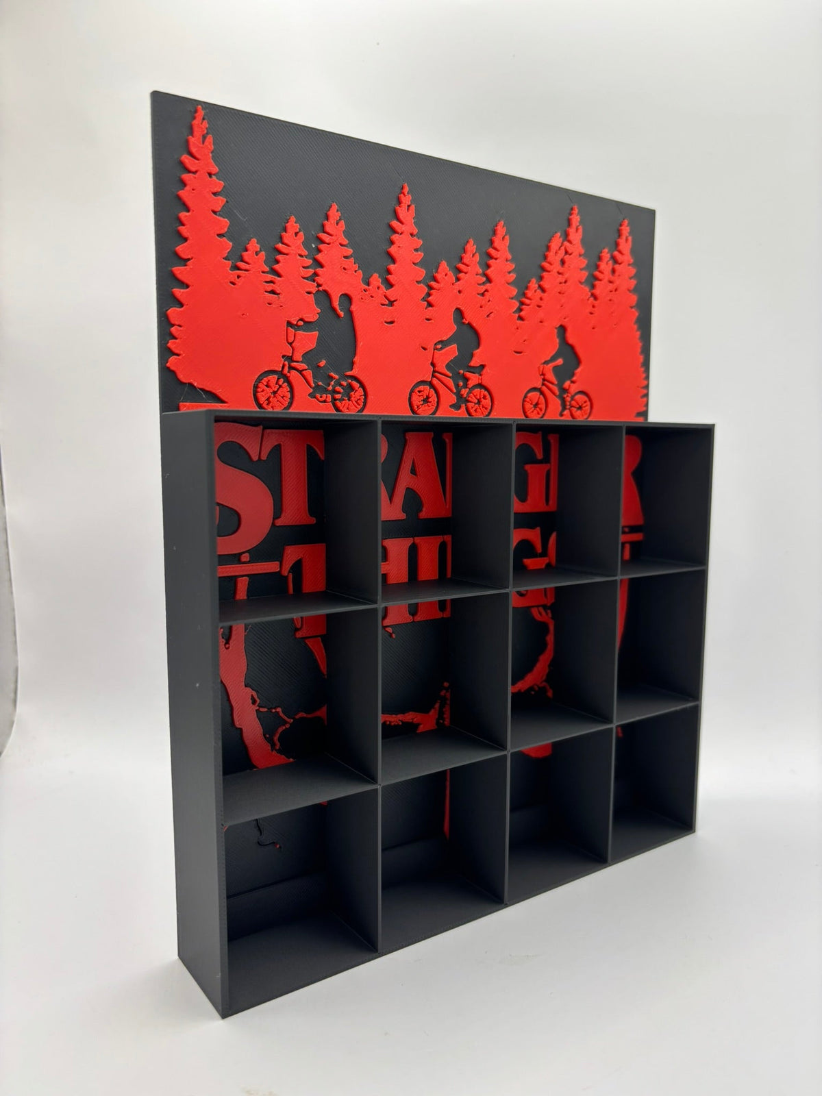 Expositor para Kinder Joy – Diseño inspirado en Stranger Things – Capacidad 16 huecos - Zascalo.com
