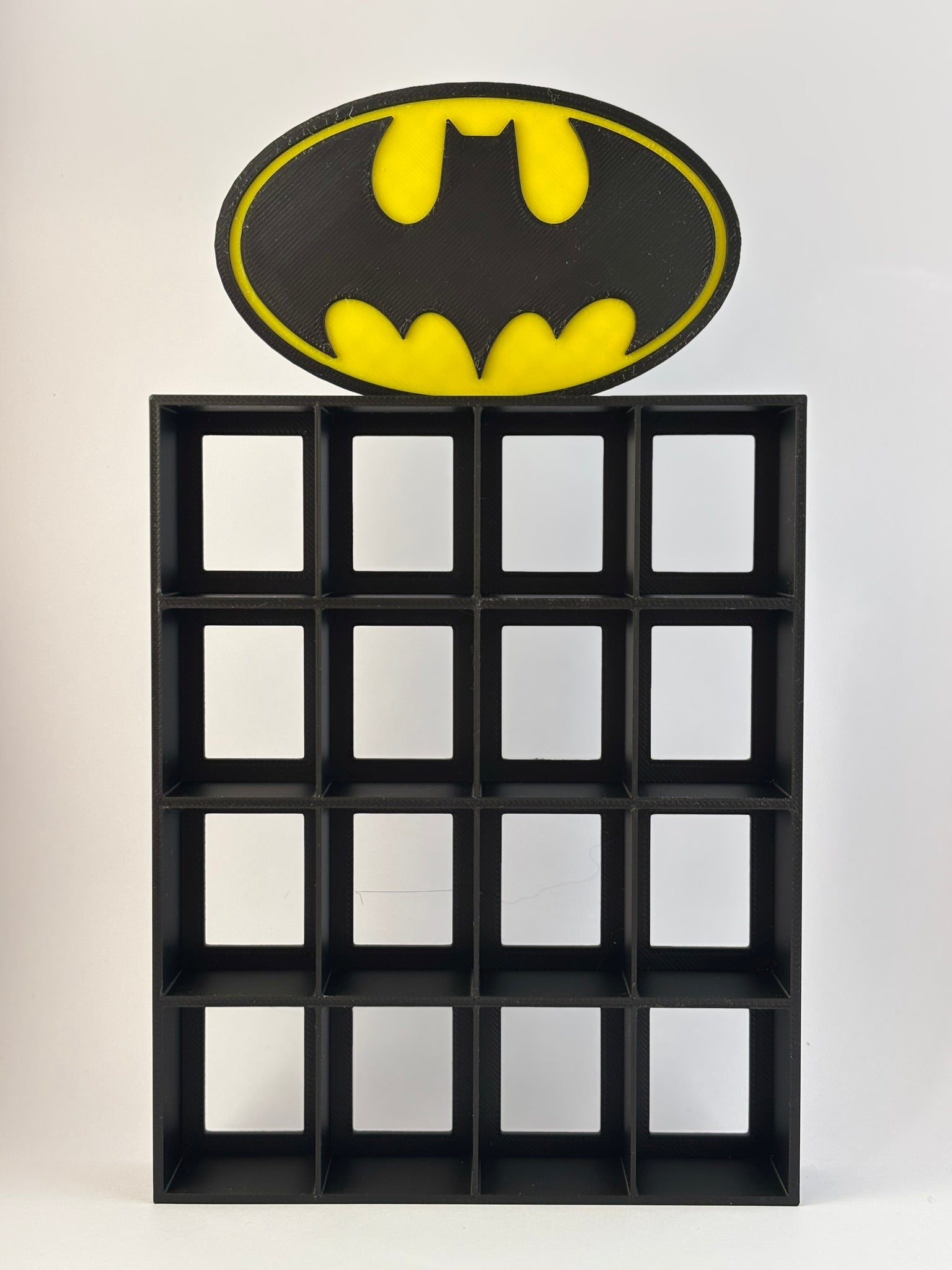 Estantería Batman para Funko Bitty Pop | Expositor Negro con Logo Amarillo 3D | Exhibidor 16 Mini Funkos DC Comics