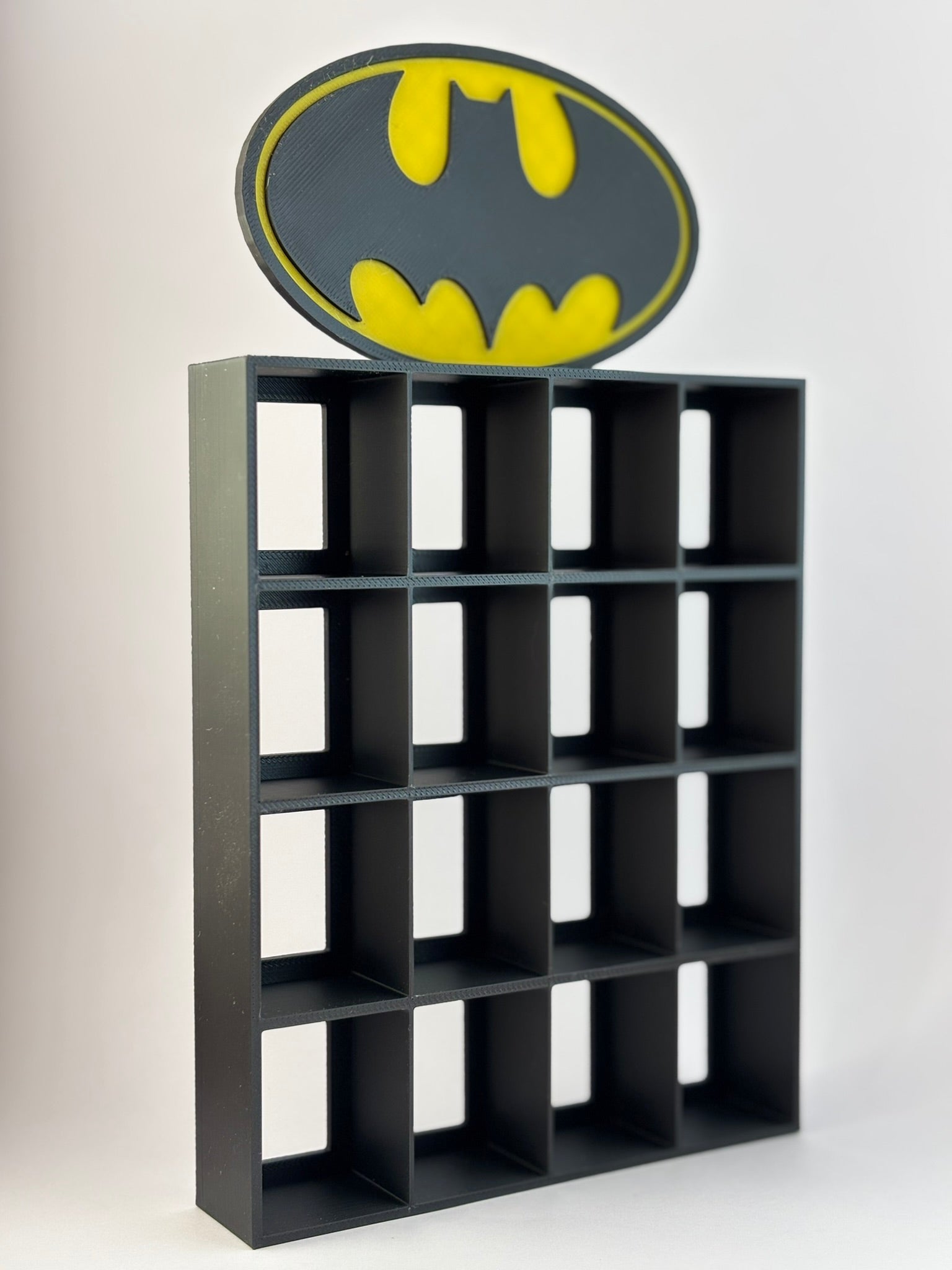 Estantería Batman para Funko Bitty Pop | Expositor Negro con Logo Amarillo 3D | Exhibidor 16 Mini Funkos DC Comics