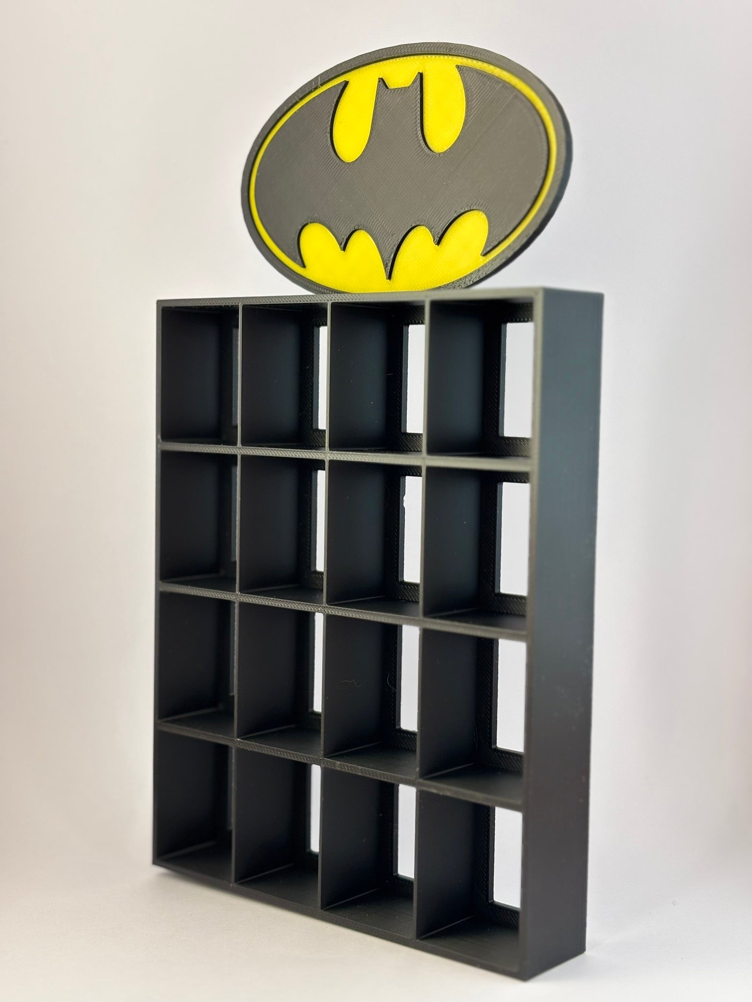 Estantería Batman para Funko Bitty Pop | Expositor Negro con Logo Amarillo 3D | Exhibidor 16 Mini Funkos DC Comics
