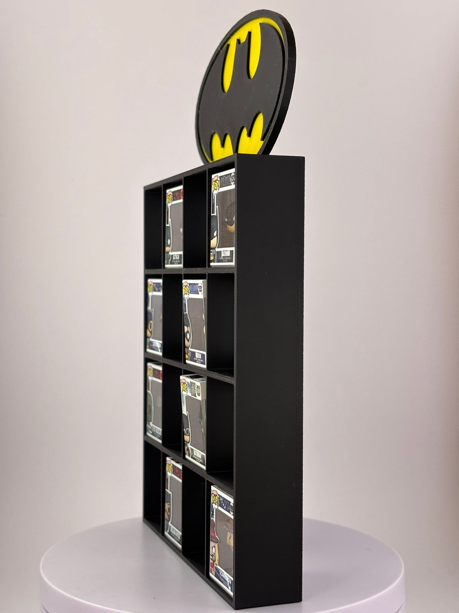 Estantería Batman para Funko Bitty Pop | Expositor Negro con Logo Amarillo 3D | Exhibidor 16 Mini Funkos DC Comics