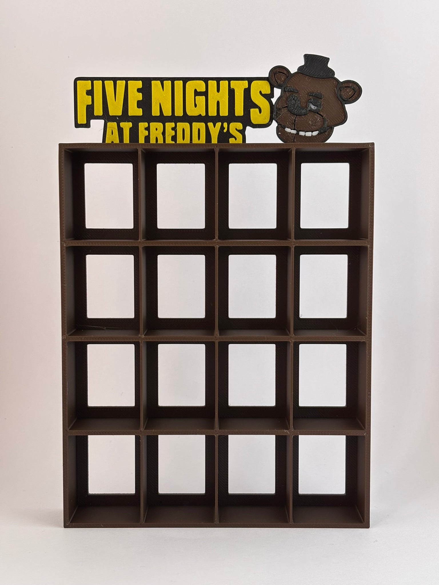 Estantería Five Nights at Freddy’s para Funko Bitty Pop | Expositor Marrón 3D con Tema FNAF | Exhibidor para 16 Mini Funkos