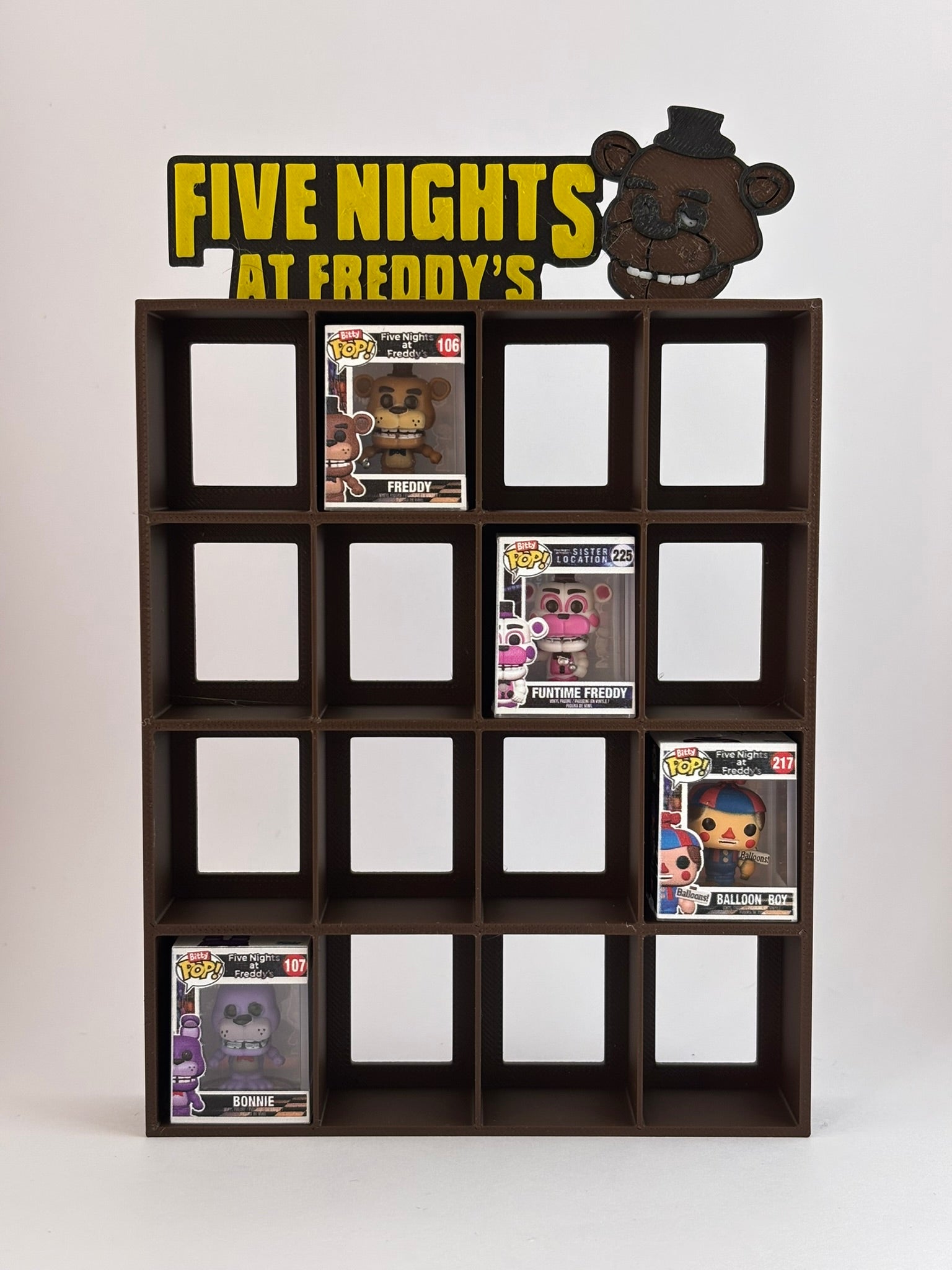 Estantería Five Nights at Freddy’s para Funko Bitty Pop | Expositor Marrón 3D con Tema FNAF | Exhibidor para 16 Mini Funkos