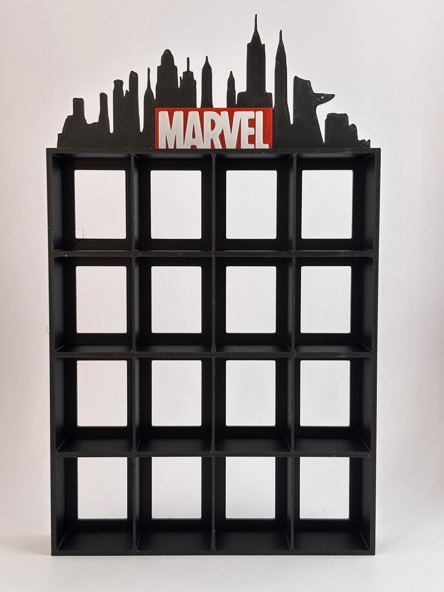 Estantería Marvel para Funko Bitty Pop | Diseño 3D con Silueta de Ciudad y Logo Rojo | Exhibidor de 16 Mini Funkos - Zascalo.com