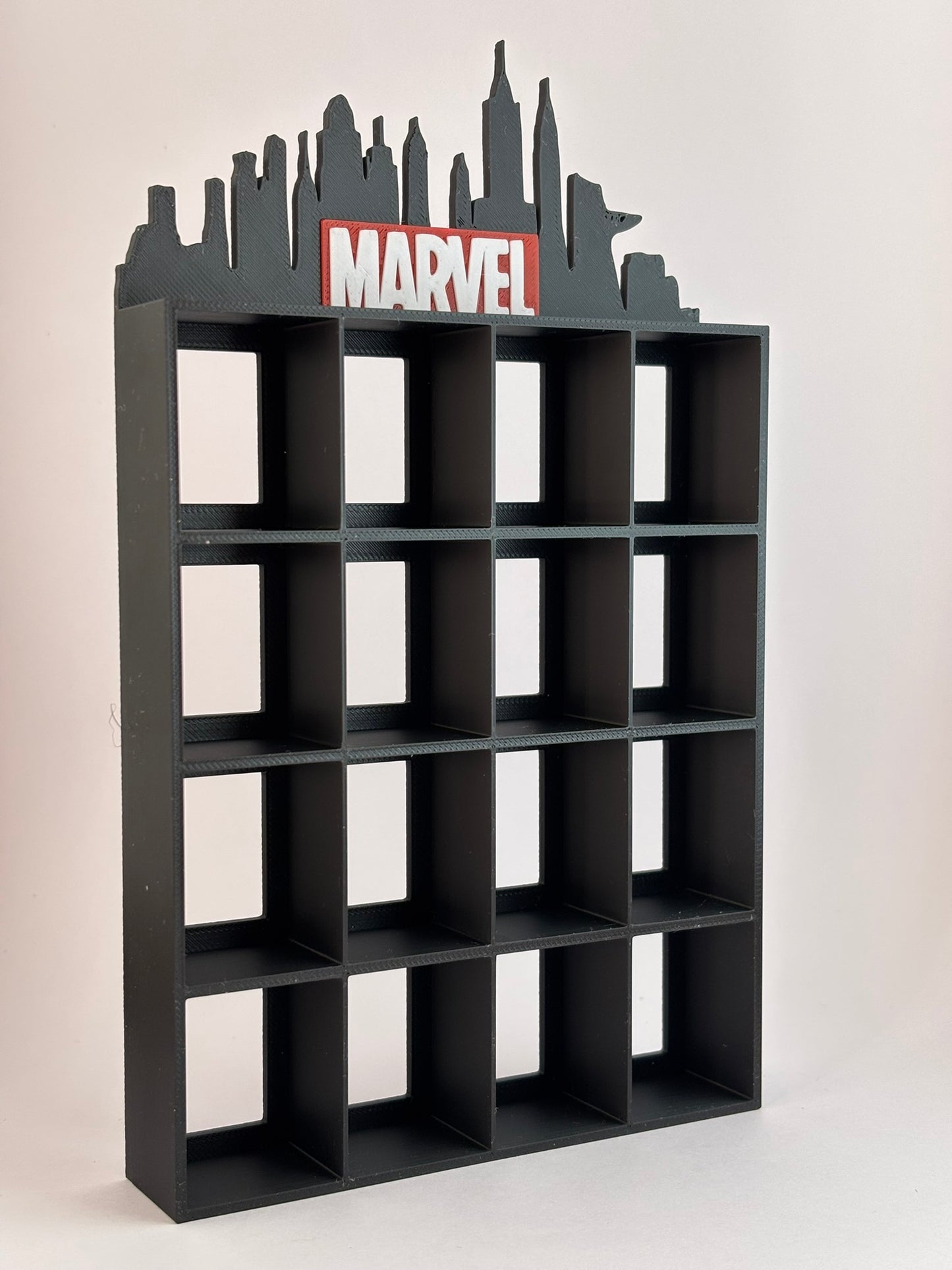 Estantería Marvel para Funko Bitty Pop | Diseño 3D con Silueta de Ciudad y Logo Rojo | Exhibidor de 16 Mini Funkos - Zascalo.com