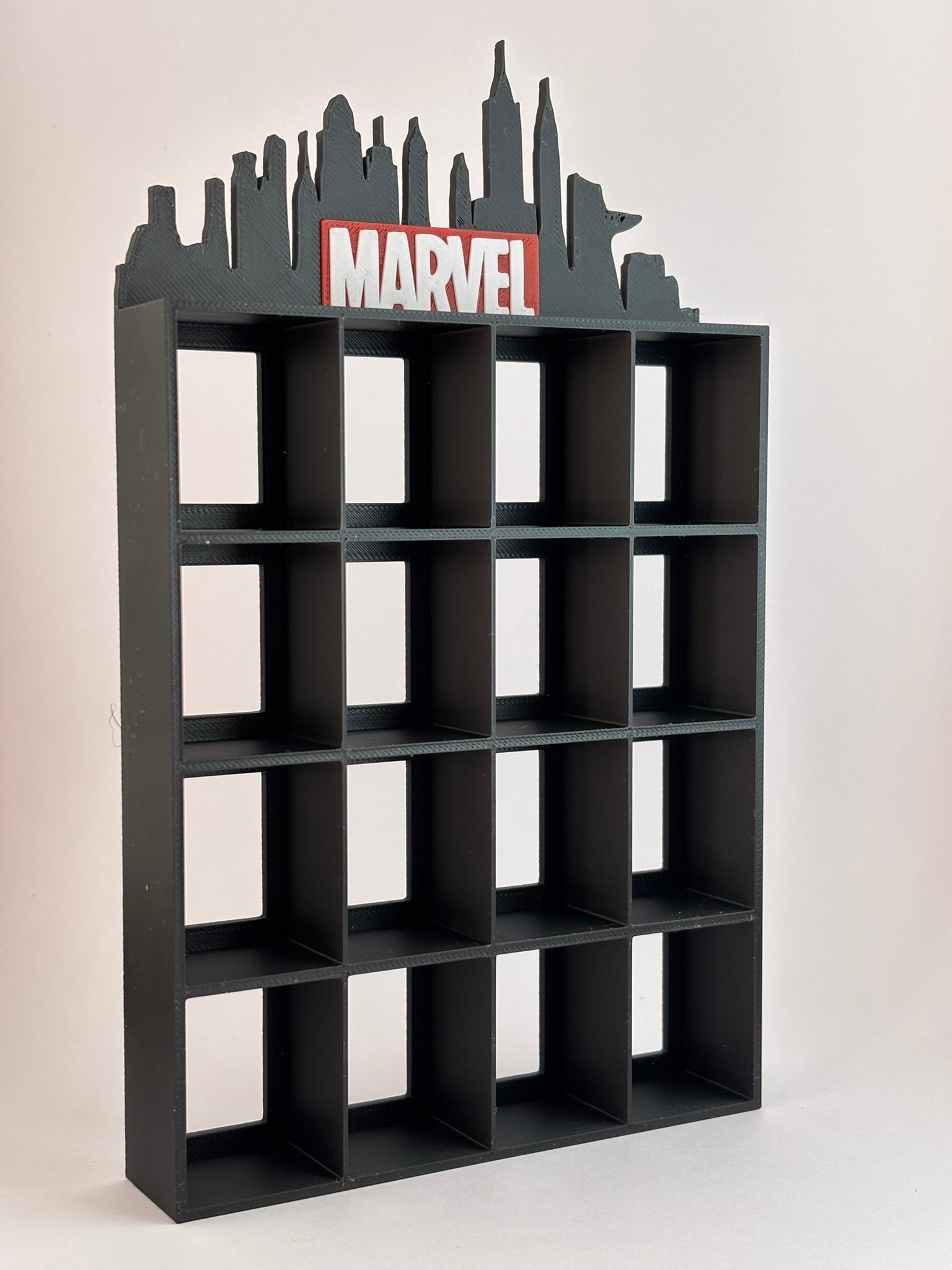 Estantería Marvel para Funko Bitty Pop | Diseño 3D con Silueta de Ciudad y Logo Rojo | Exhibidor de 16 Mini Funkos - Zascalo.com