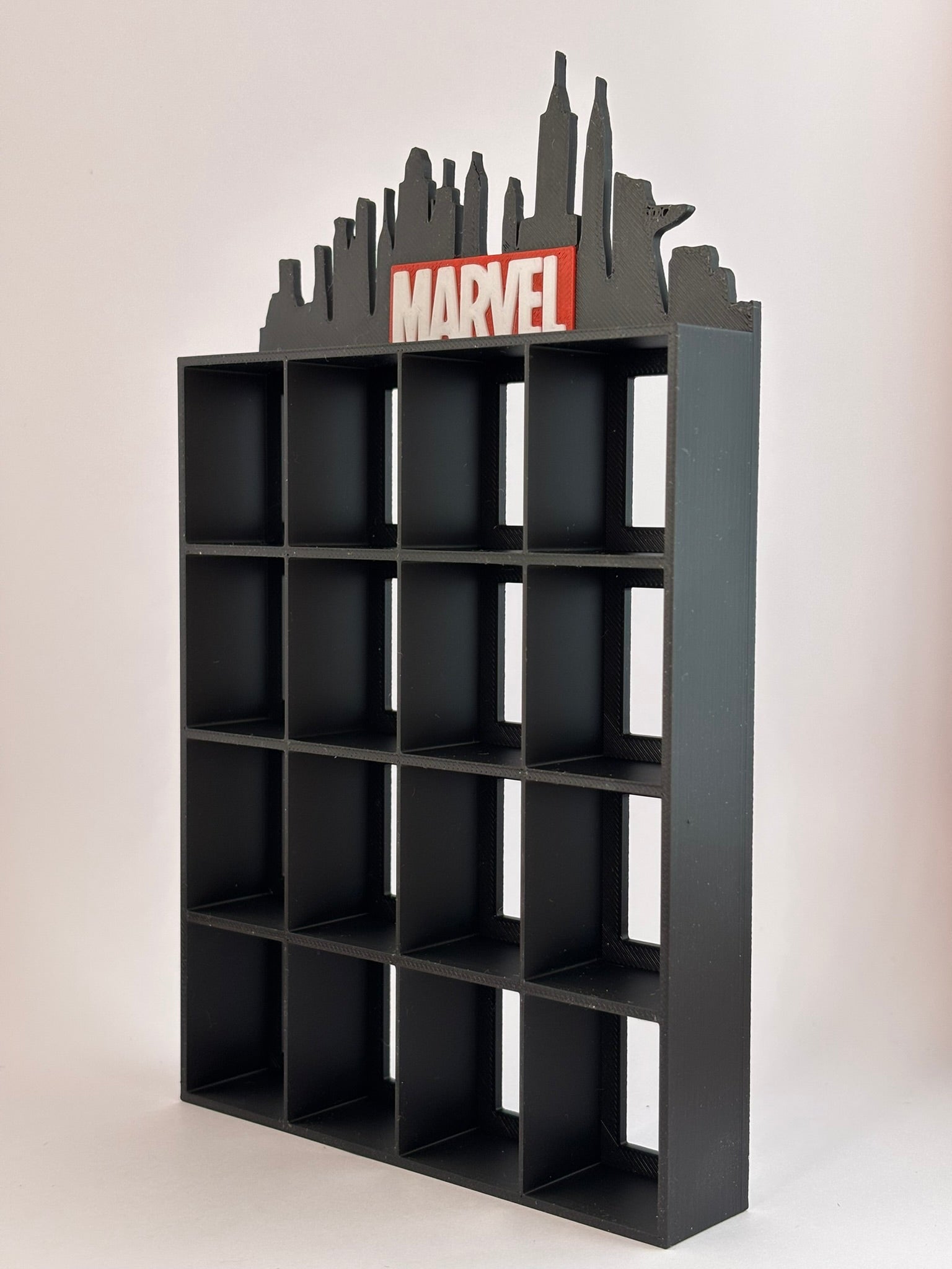 Estantería Marvel para Funko Bitty Pop | Diseño 3D con Silueta de Ciudad y Logo Rojo | Exhibidor de 16 Mini Funkos - Zascalo.com