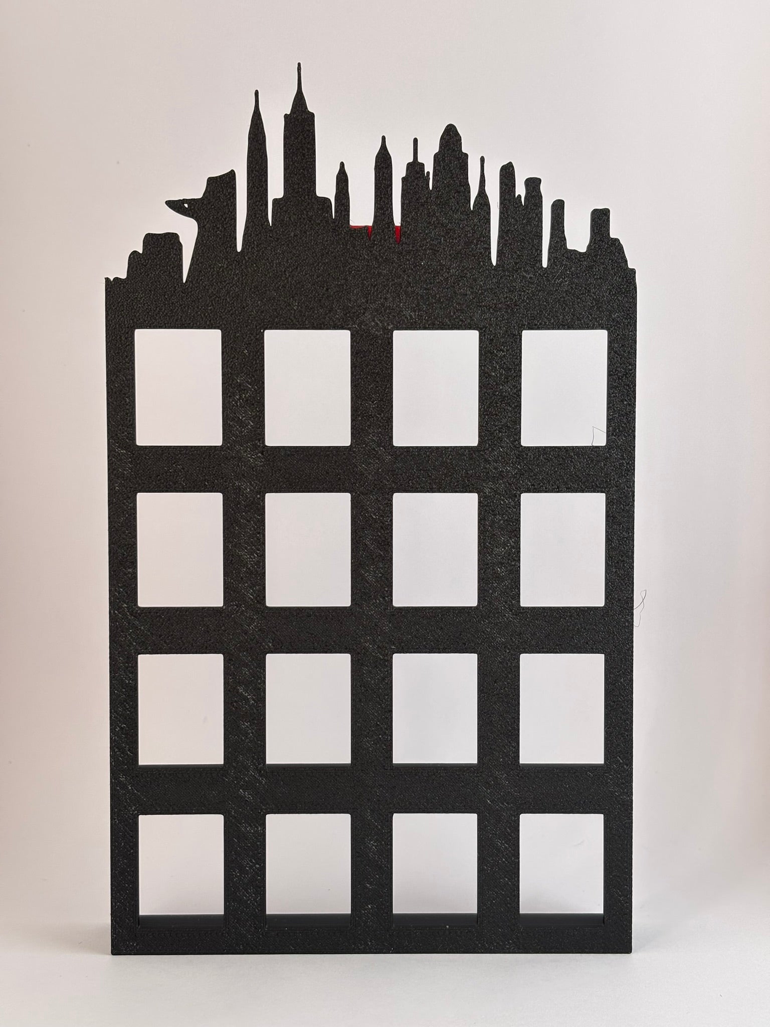 Estantería Marvel para Funko Bitty Pop | Diseño 3D con Silueta de Ciudad y Logo Rojo | Exhibidor de 16 Mini Funkos - Zascalo.com