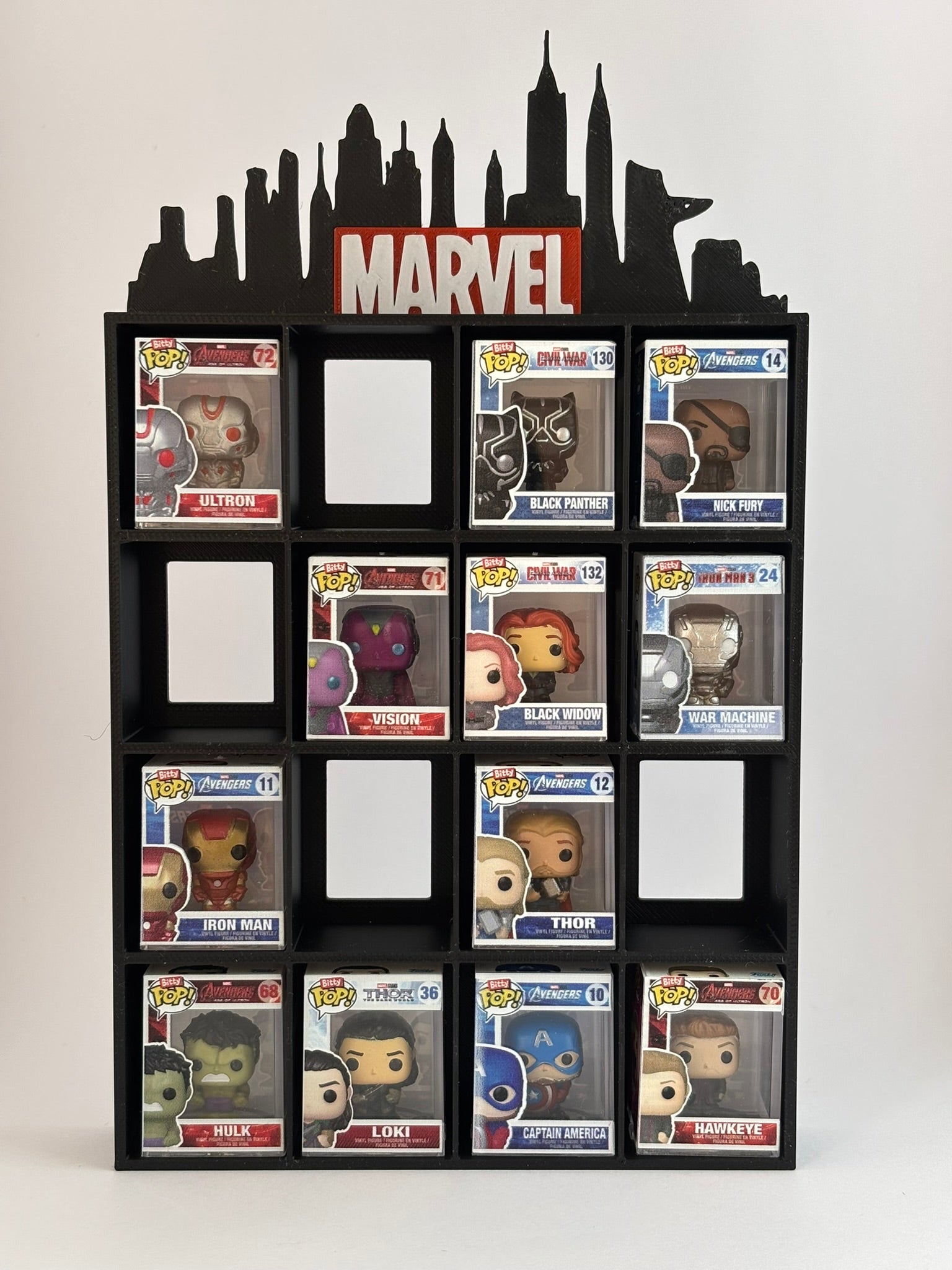 Estantería Marvel para Funko Bitty Pop | Diseño 3D con Silueta de Ciudad y Logo Rojo | Exhibidor de 16 Mini Funkos - Zascalo.com