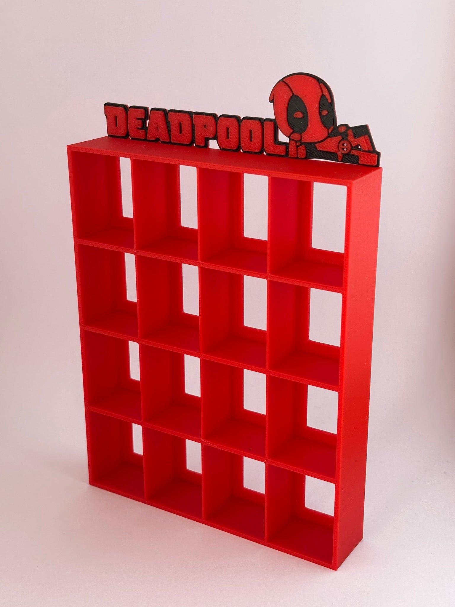 Estantería Deadpool para Funko Bitty Pop | Expositor 3D con Deadpool Tumbado | Exhibidor para 16 Mini Funkos - Zascalo.com