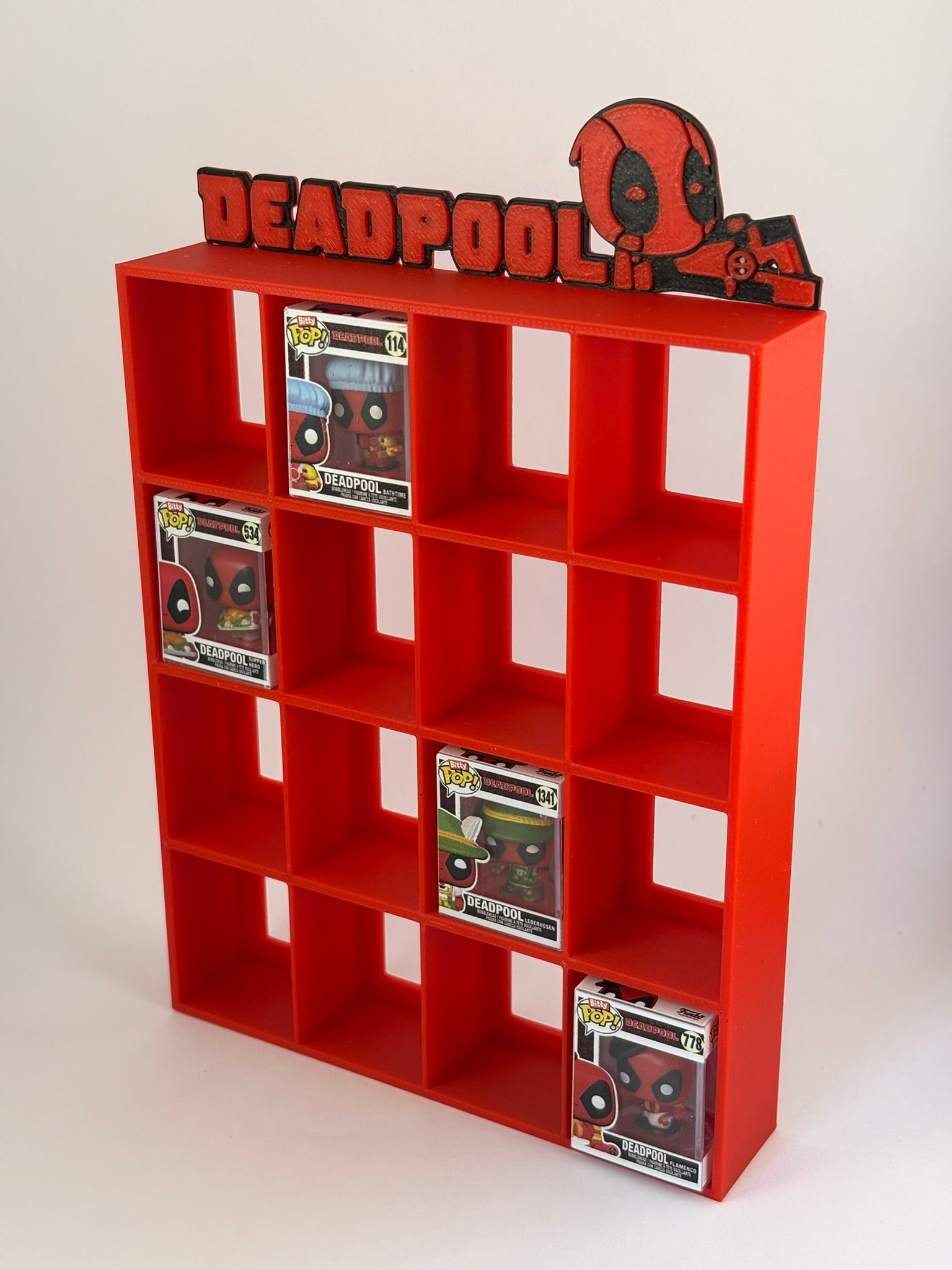 Estantería Deadpool para Funko Bitty Pop | Expositor 3D con Deadpool Tumbado | Exhibidor para 16 Mini Funkos - Zascalo.com