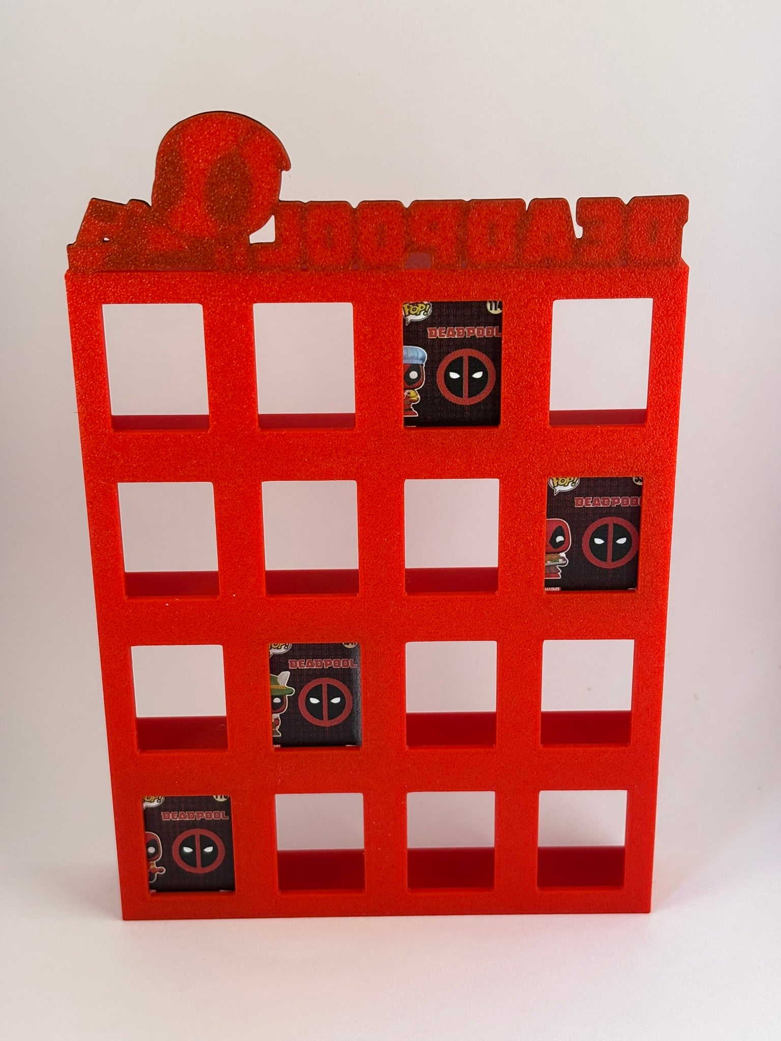 Estantería Deadpool para Funko Bitty Pop | Expositor 3D con Deadpool Tumbado | Exhibidor para 16 Mini Funkos - Zascalo.com