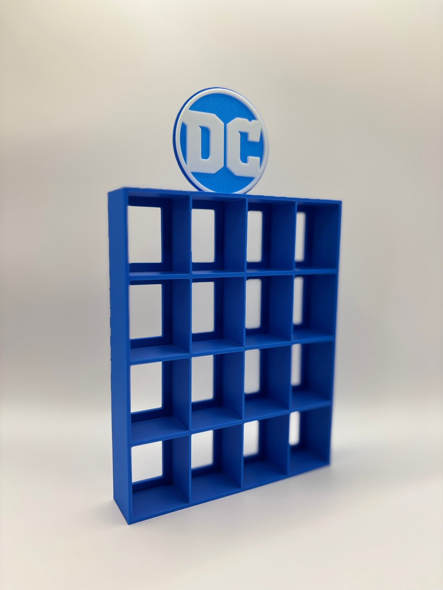 Estantería / Display Bitty Pop – Logo DC Comics para 16 figuras