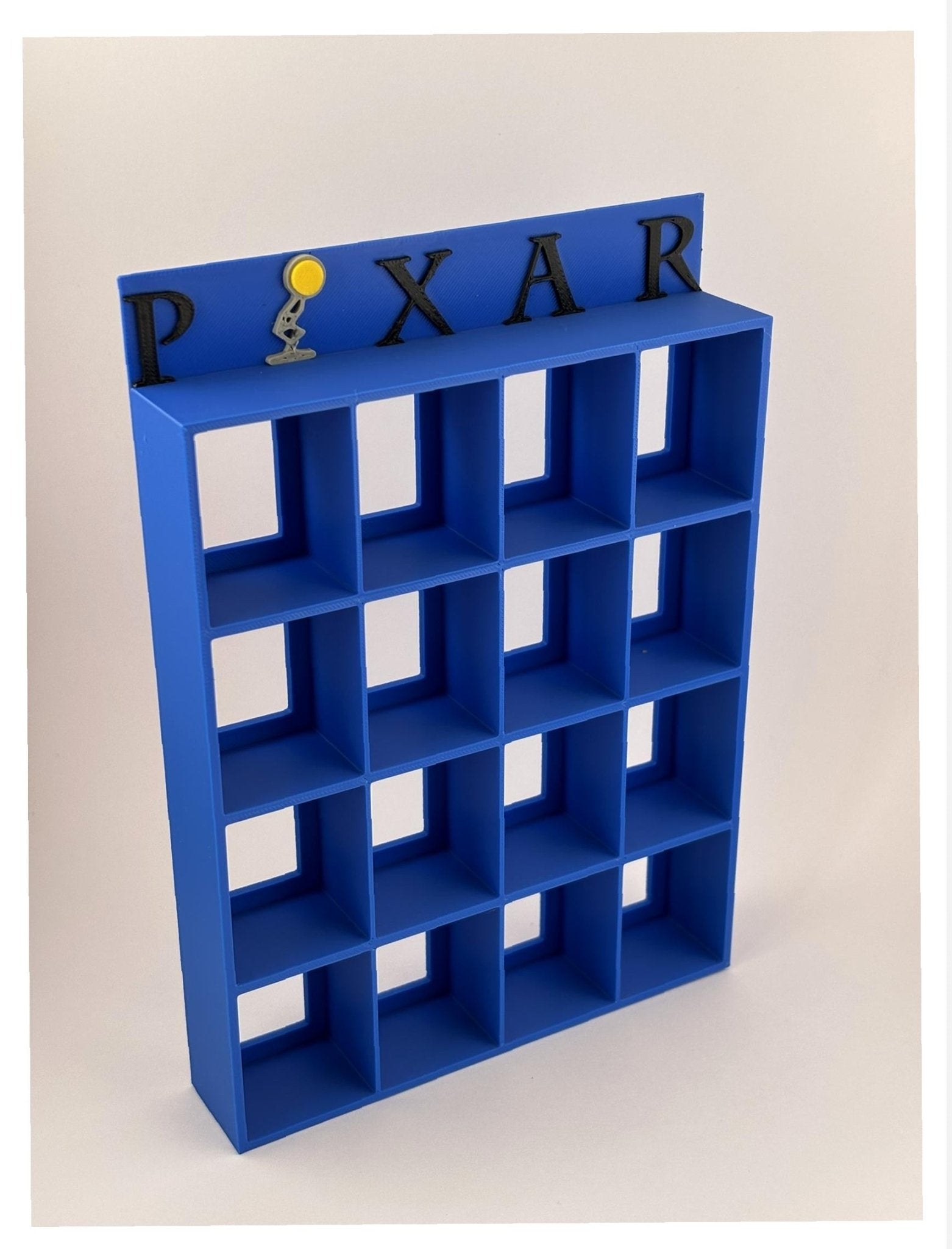 Estantería / Display Bitty Pop – Diseño Pixar con Lámpara Luxo para 16 figuras - Zascalo.com