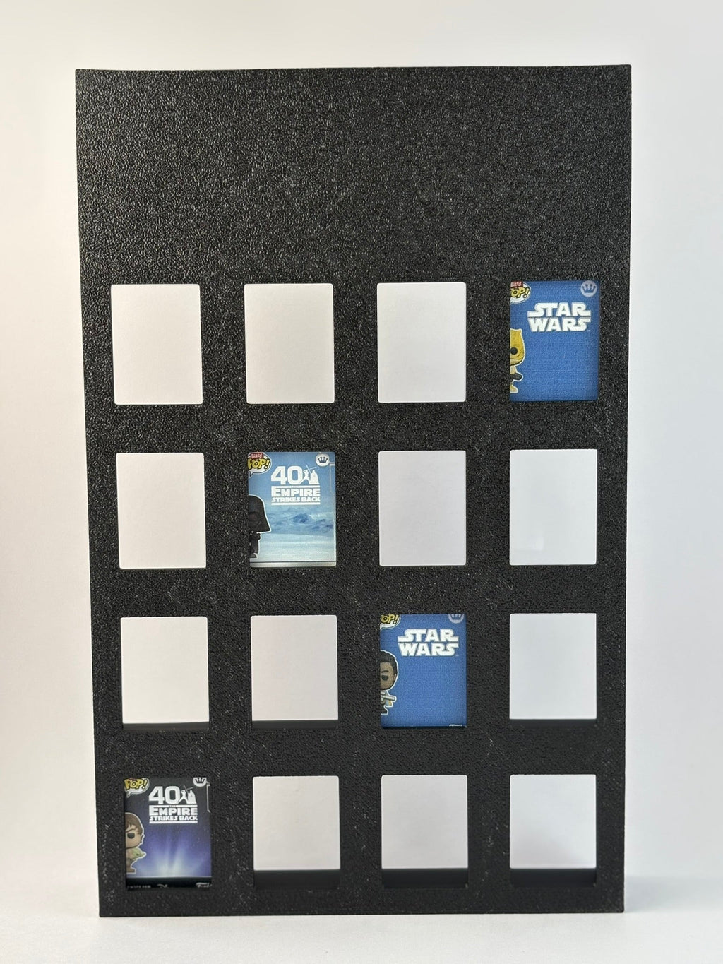 Estantería The Mandalorian para Funko Bitty Pop | Soporte Negro y Amarillo con Logo 3D | Exhibidor 16 Mini Funkos Star Wars - Zascalo.com