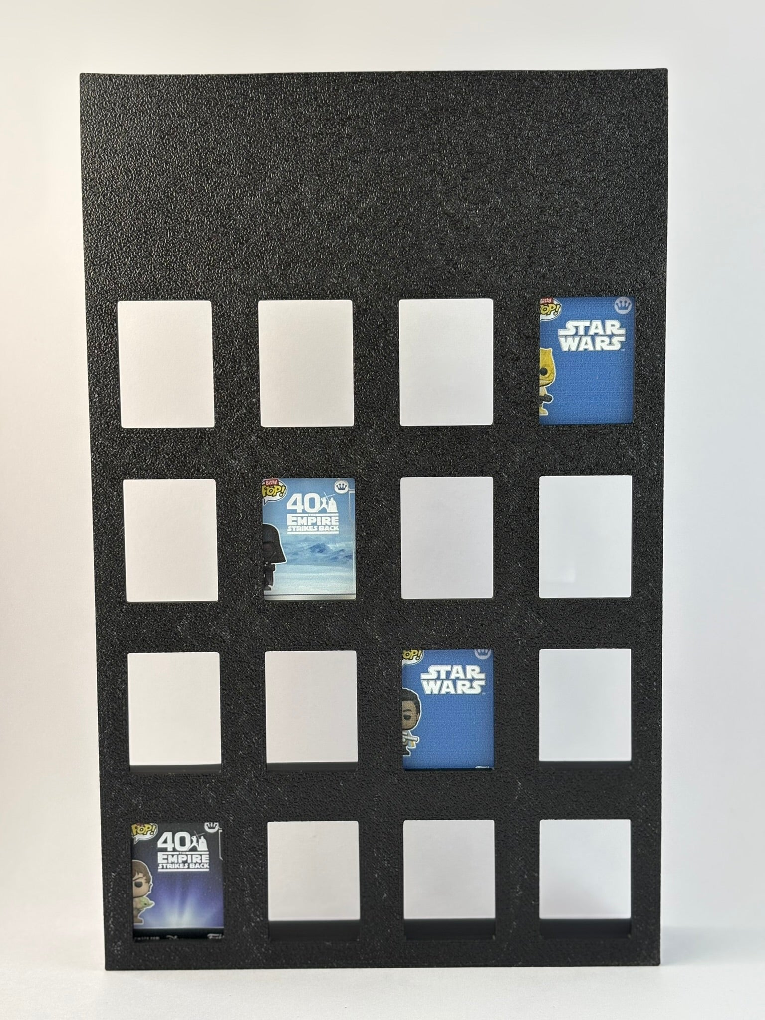 Estantería The Mandalorian para Funko Bitty Pop | Soporte Negro y Amarillo con Logo 3D | Exhibidor 16 Mini Funkos Star Wars - Zascalo.com