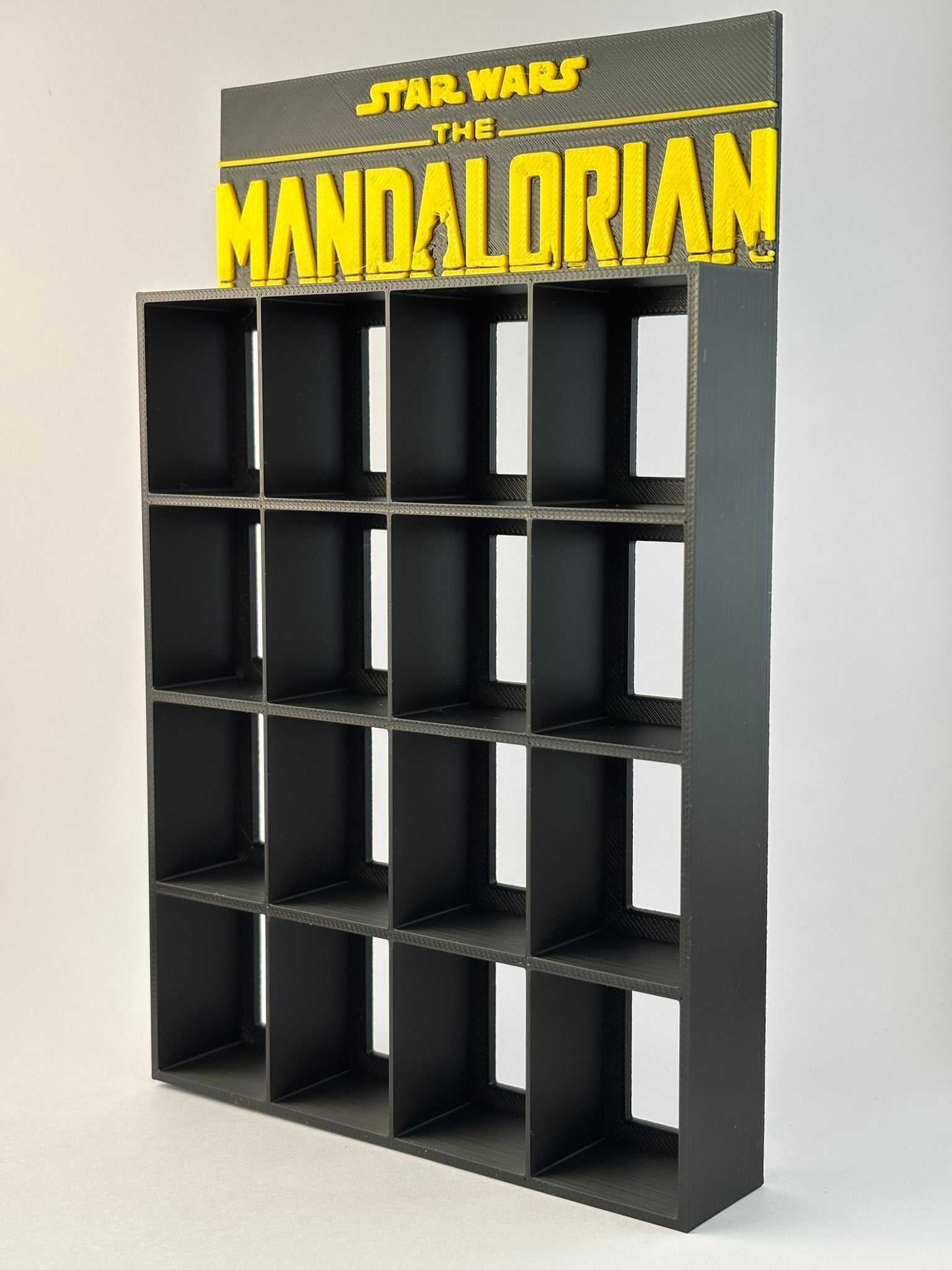 Estantería The Mandalorian para Funko Bitty Pop | Soporte Negro y Amarillo con Logo 3D | Exhibidor 16 Mini Funkos Star Wars - Zascalo.com