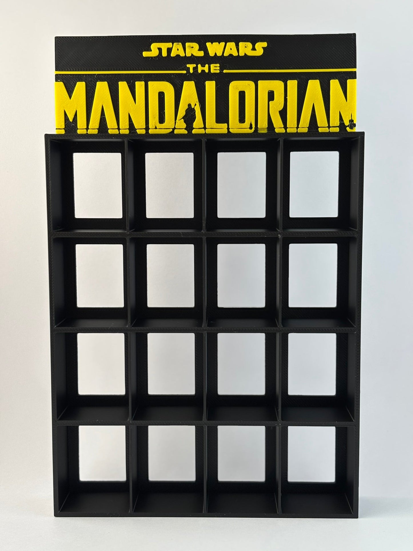 Estantería The Mandalorian para Funko Bitty Pop | Soporte Negro y Amarillo con Logo 3D | Exhibidor 16 Mini Funkos Star Wars - Zascalo.com