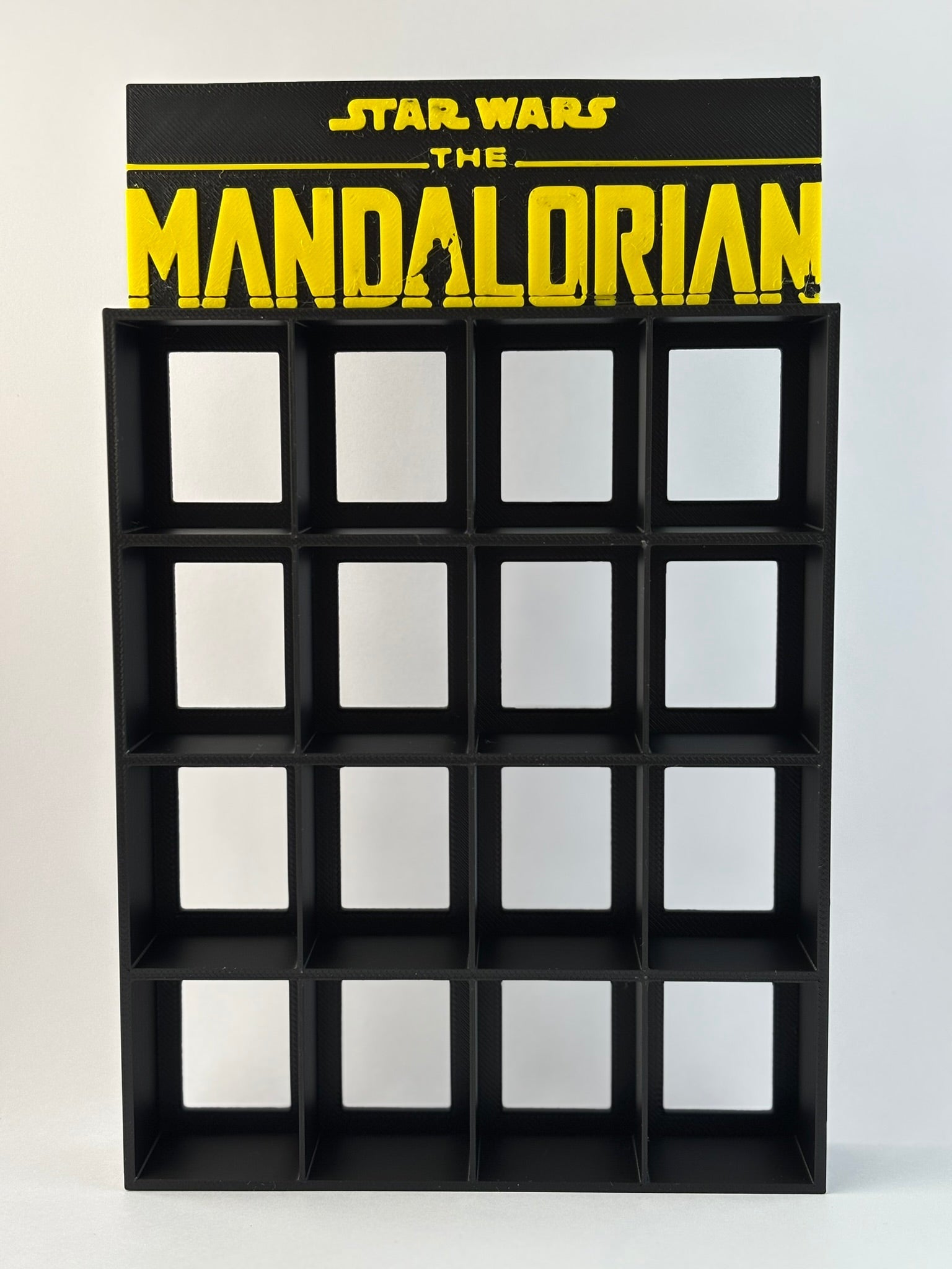 Estantería The Mandalorian para Funko Bitty Pop | Soporte Negro y Amarillo con Logo 3D | Exhibidor 16 Mini Funkos Star Wars - Zascalo.com