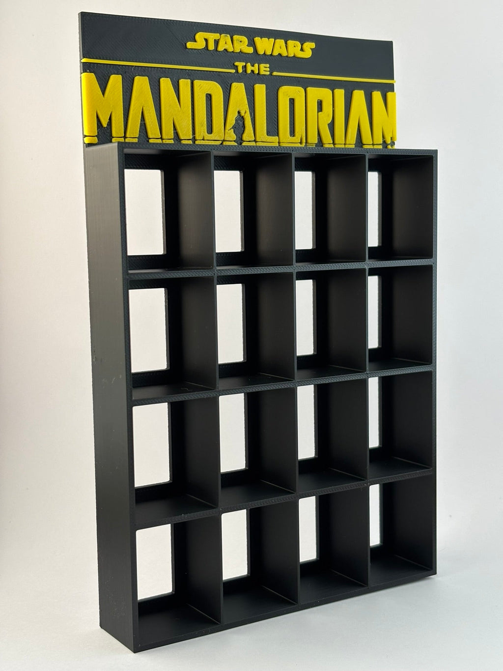 Estantería The Mandalorian para Funko Bitty Pop | Soporte Negro y Amarillo con Logo 3D | Exhibidor 16 Mini Funkos Star Wars - Zascalo.com