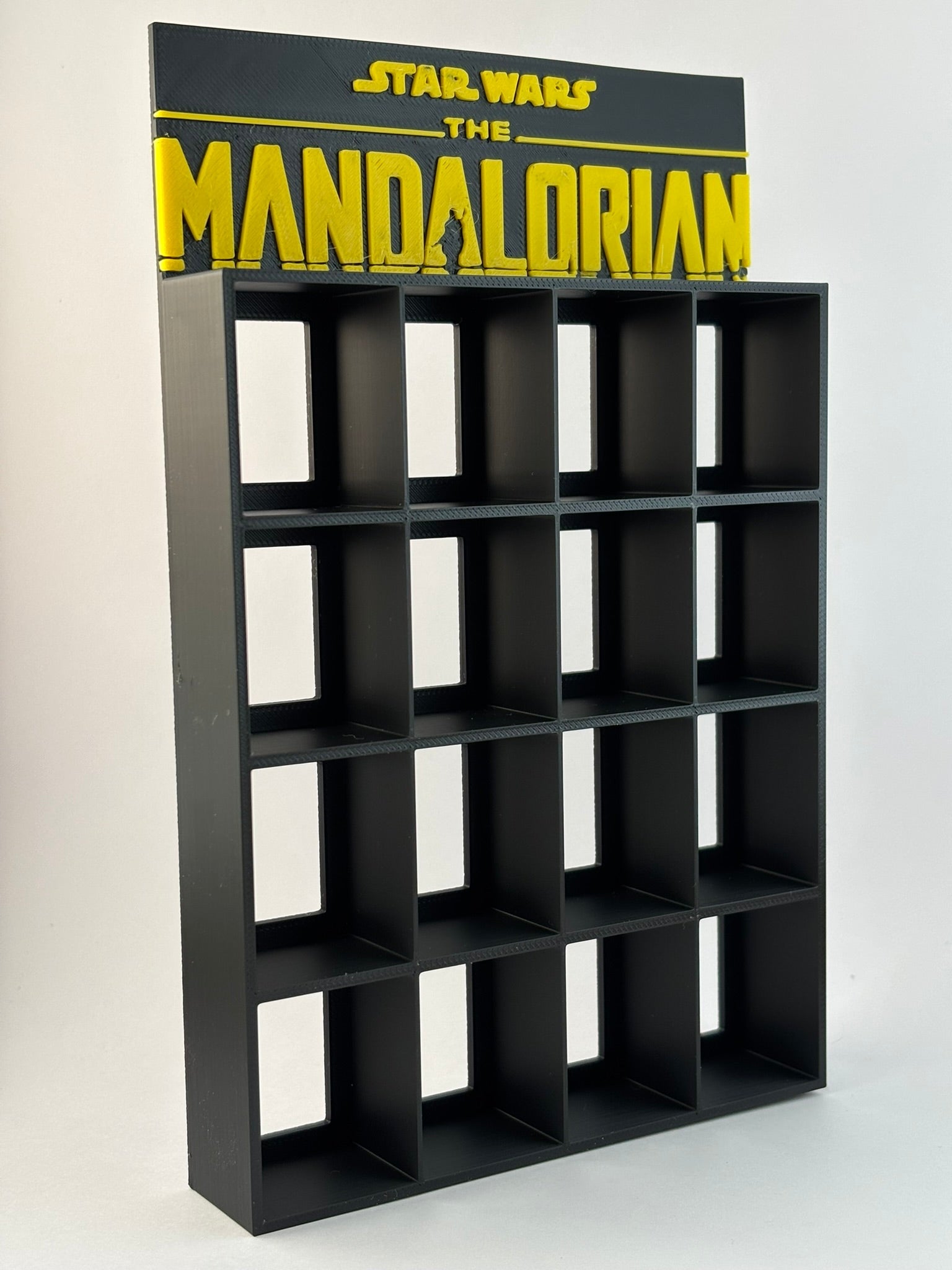 Estantería The Mandalorian para Funko Bitty Pop | Soporte Negro y Amarillo con Logo 3D | Exhibidor 16 Mini Funkos Star Wars - Zascalo.com