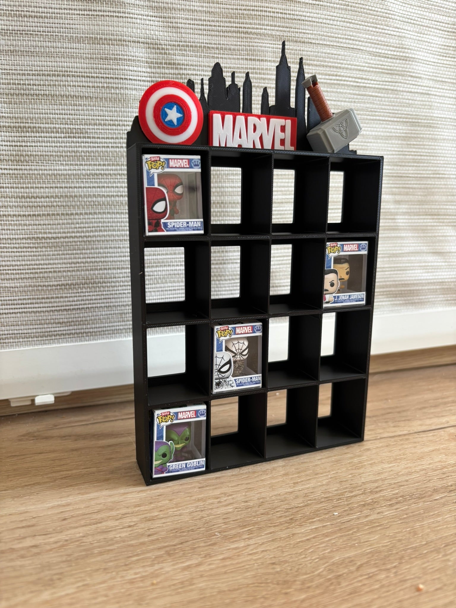 Expositor Bitty Pop Marvel Skyline con adornos 3D - Zascalo.com