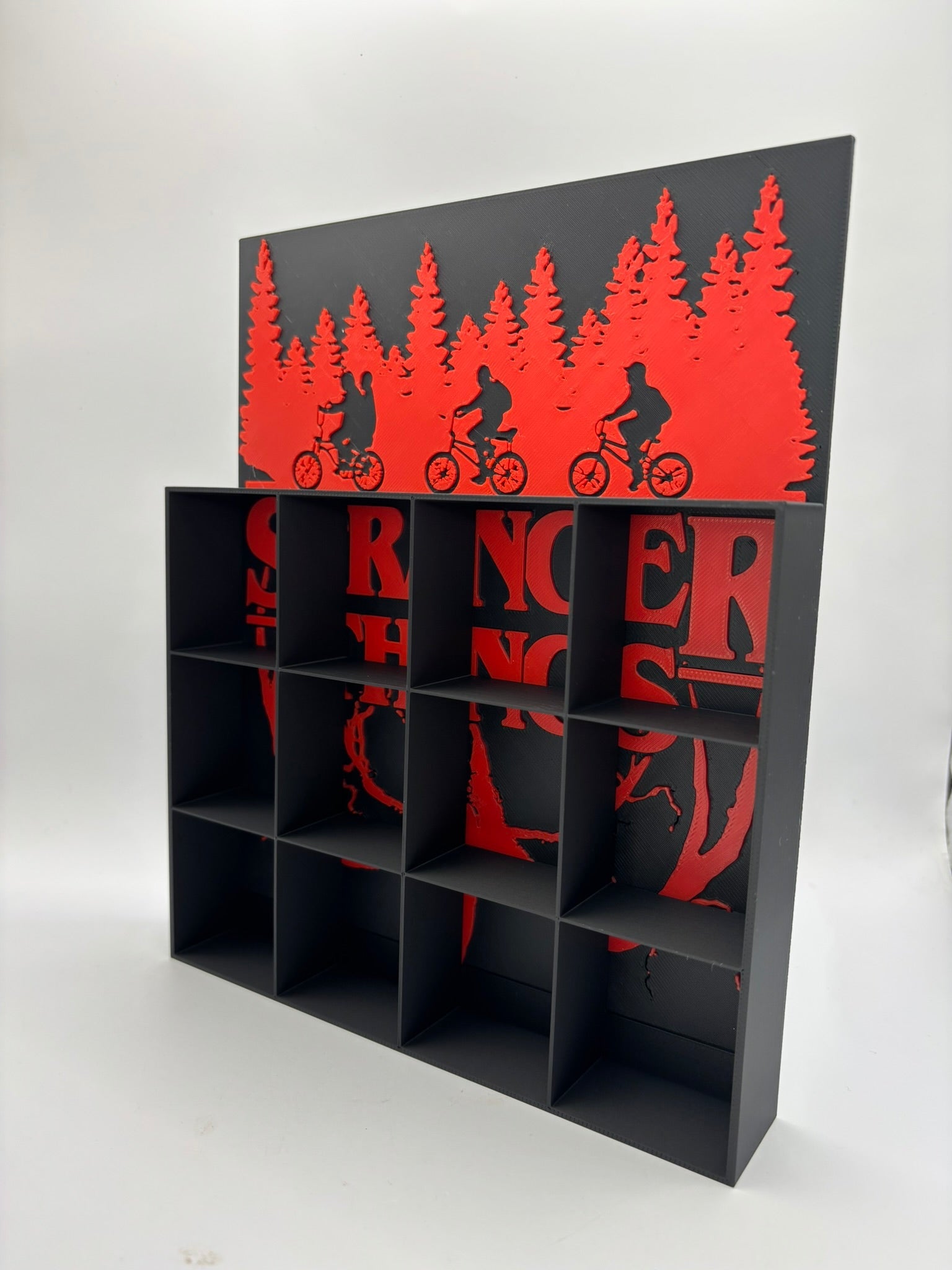 Expositor para Kinder Joy – Diseño inspirado en Stranger Things – Capacidad 16 huecos - Zascalo.com