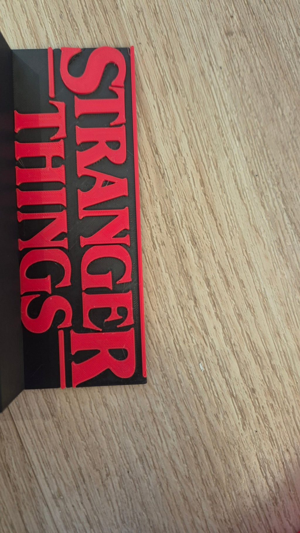 Personalización de estantería con logo pegado en la base - Zascalo.com