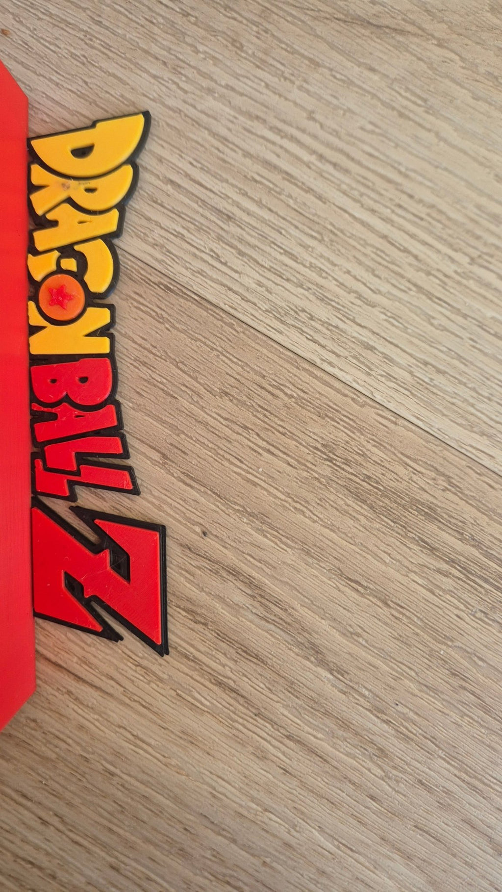 Personalización de estantería con logo pegado en la base - Zascalo.com