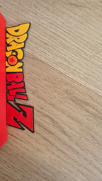 Personalización de estantería con logo pegado en la base - Zascalo.com